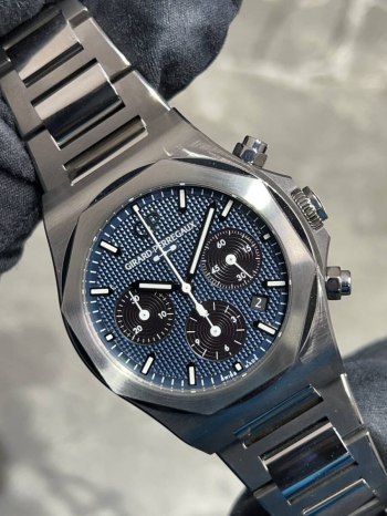 Limited Edition 100 Pieces Girard-Perregaux Laureato Chronograph Blue Ultra-Excellent Condition 2025 Dec. Model 81020-21-3311-1GM